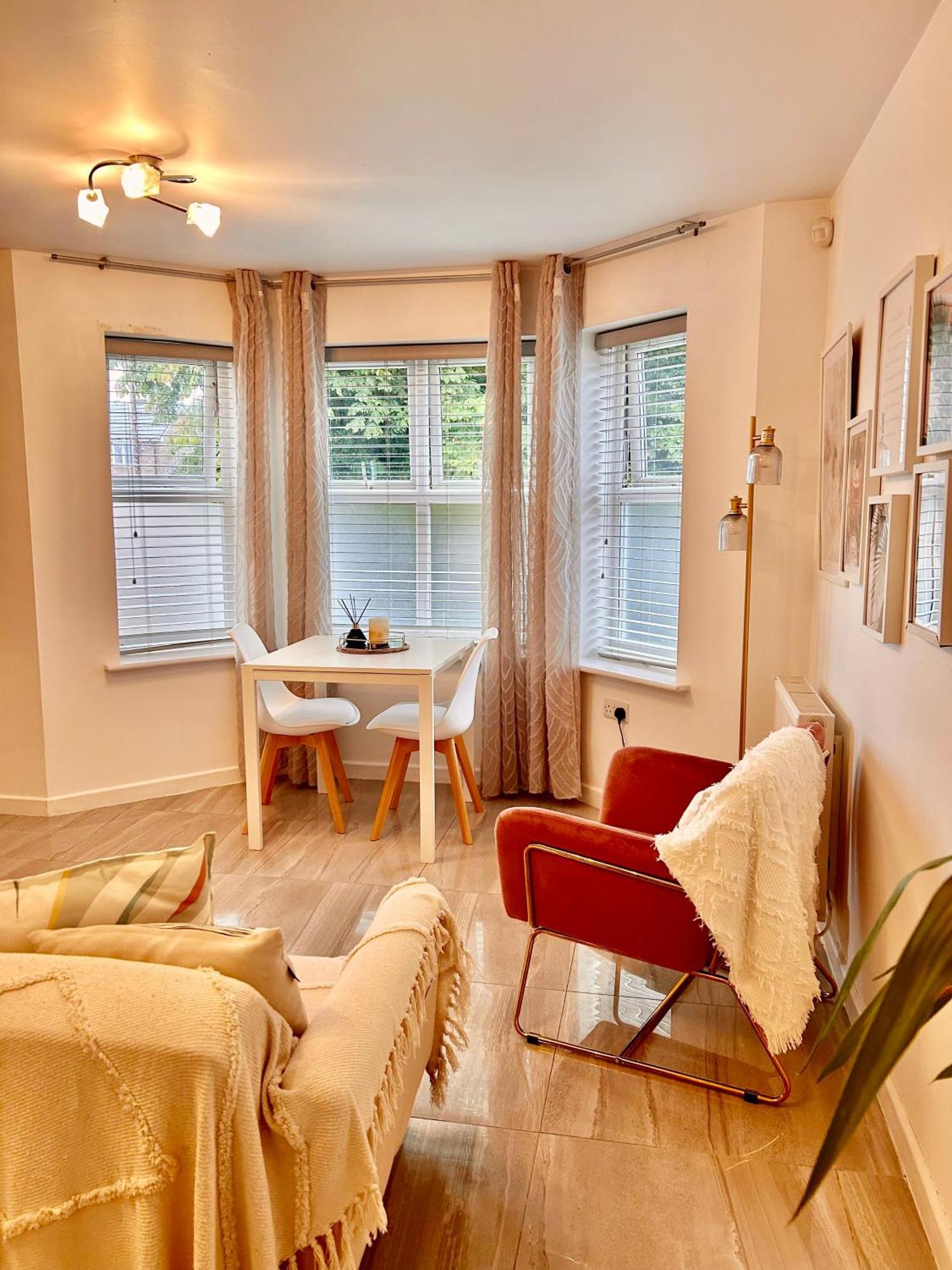 Modern 2 Bed Apartment With Free Parking And Netflix Dawley Buitenkant foto