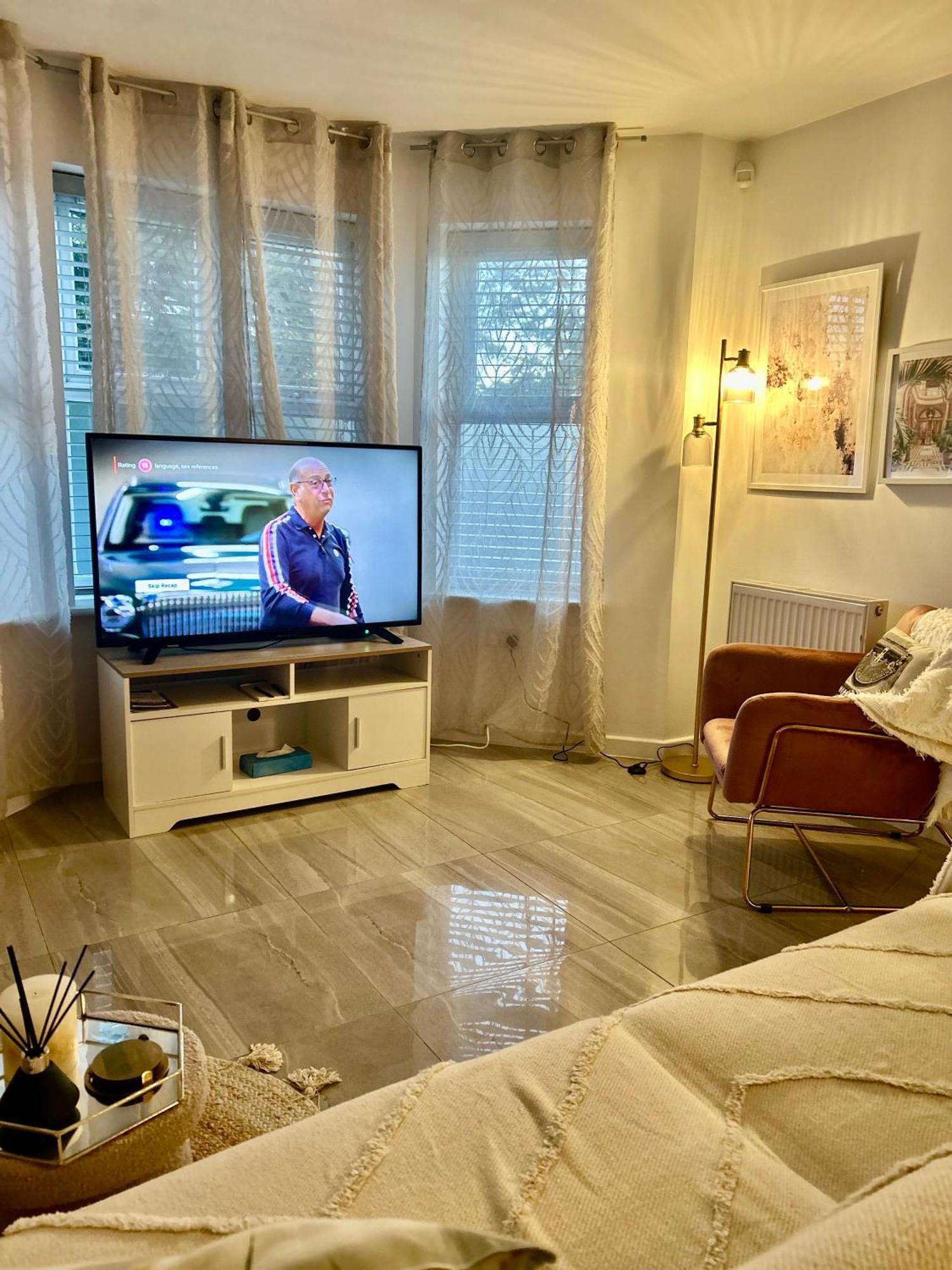 Modern 2 Bed Apartment With Free Parking And Netflix Dawley Buitenkant foto