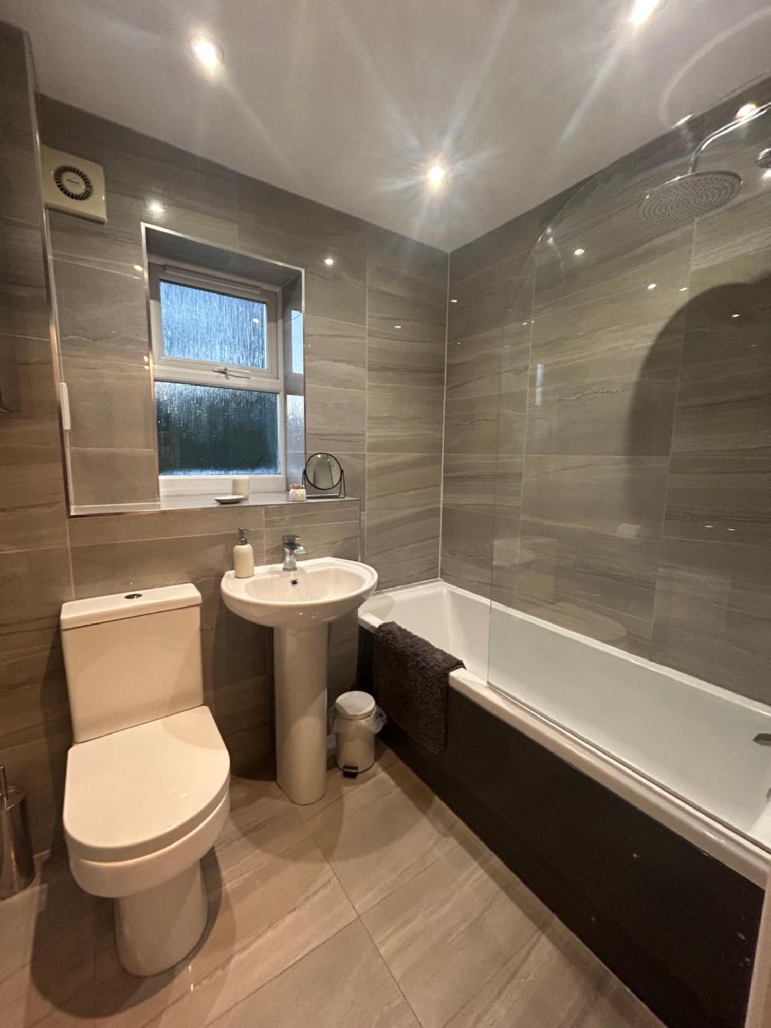 Modern 2 Bed Apartment With Free Parking And Netflix Dawley Buitenkant foto