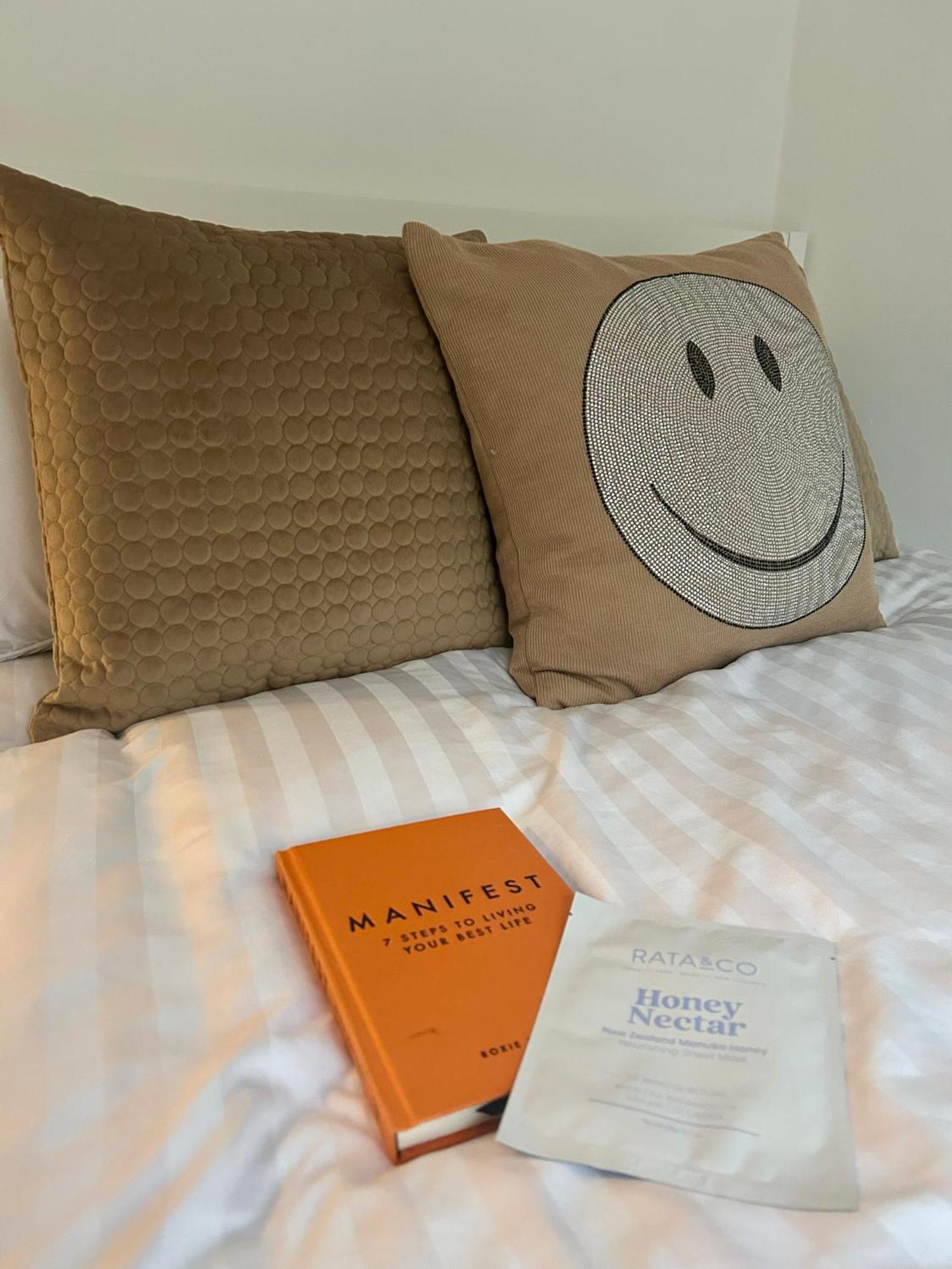 Modern 2 Bed Apartment With Free Parking And Netflix Dawley Buitenkant foto