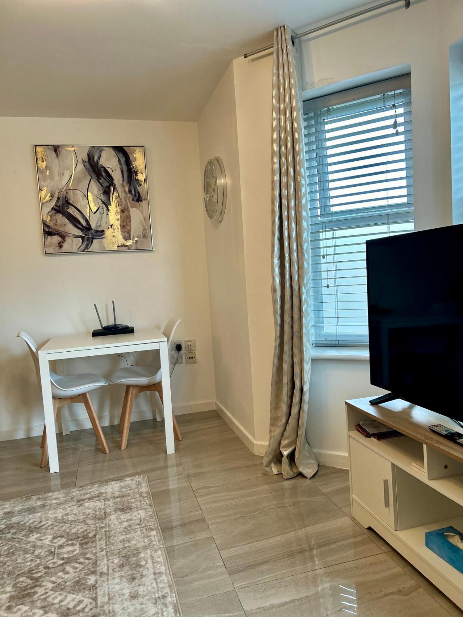 Modern 2 Bed Apartment With Free Parking And Netflix Dawley Buitenkant foto