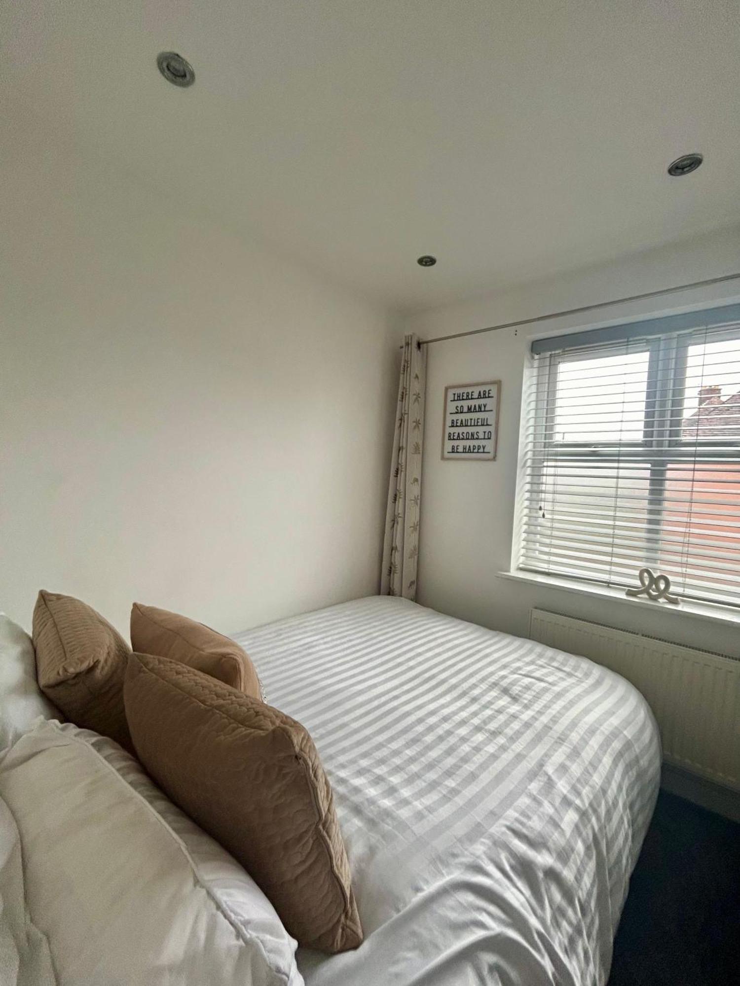 Modern 2 Bed Apartment With Free Parking And Netflix Dawley Buitenkant foto