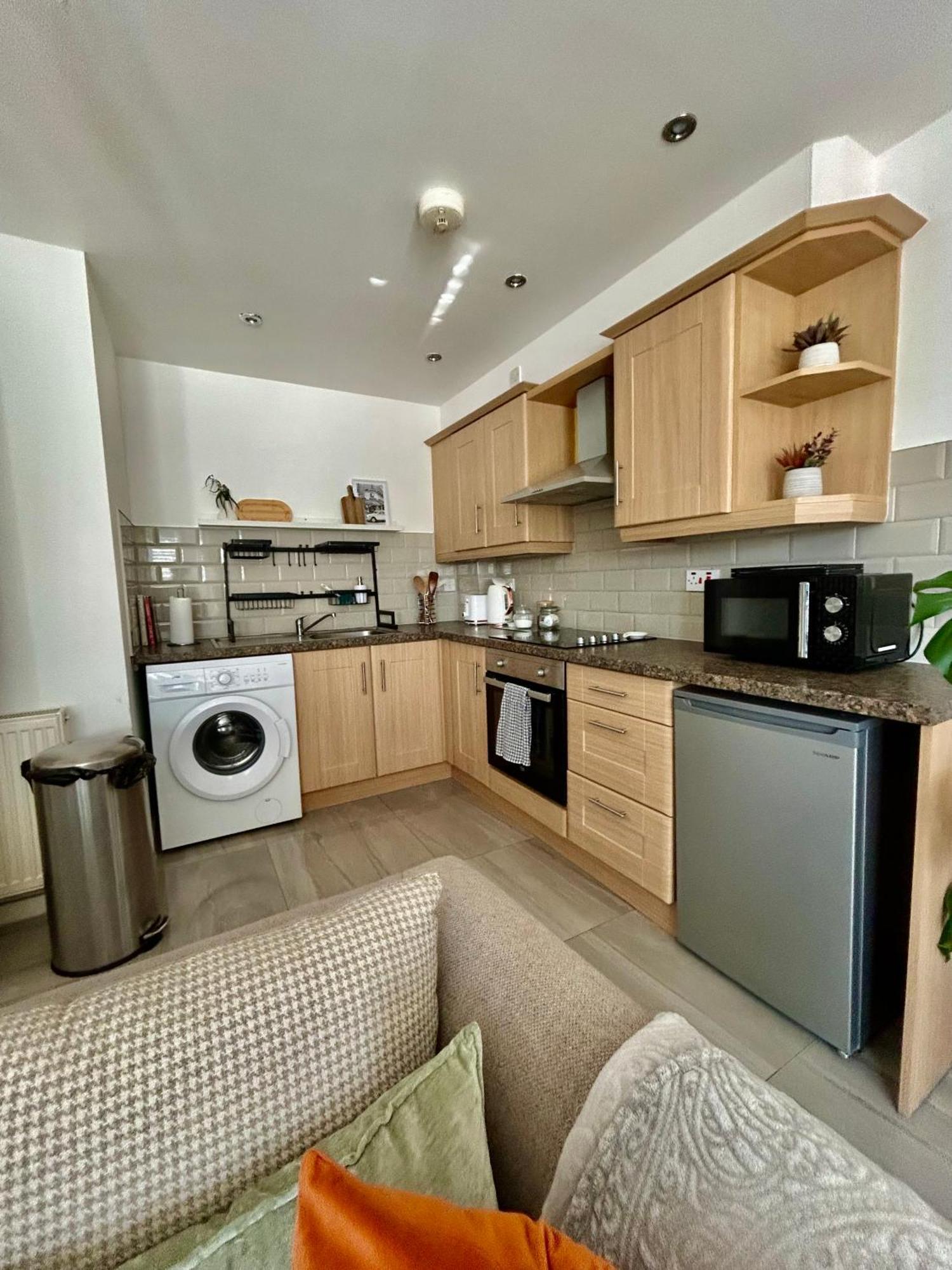 Modern 2 Bed Apartment With Free Parking And Netflix Dawley Buitenkant foto